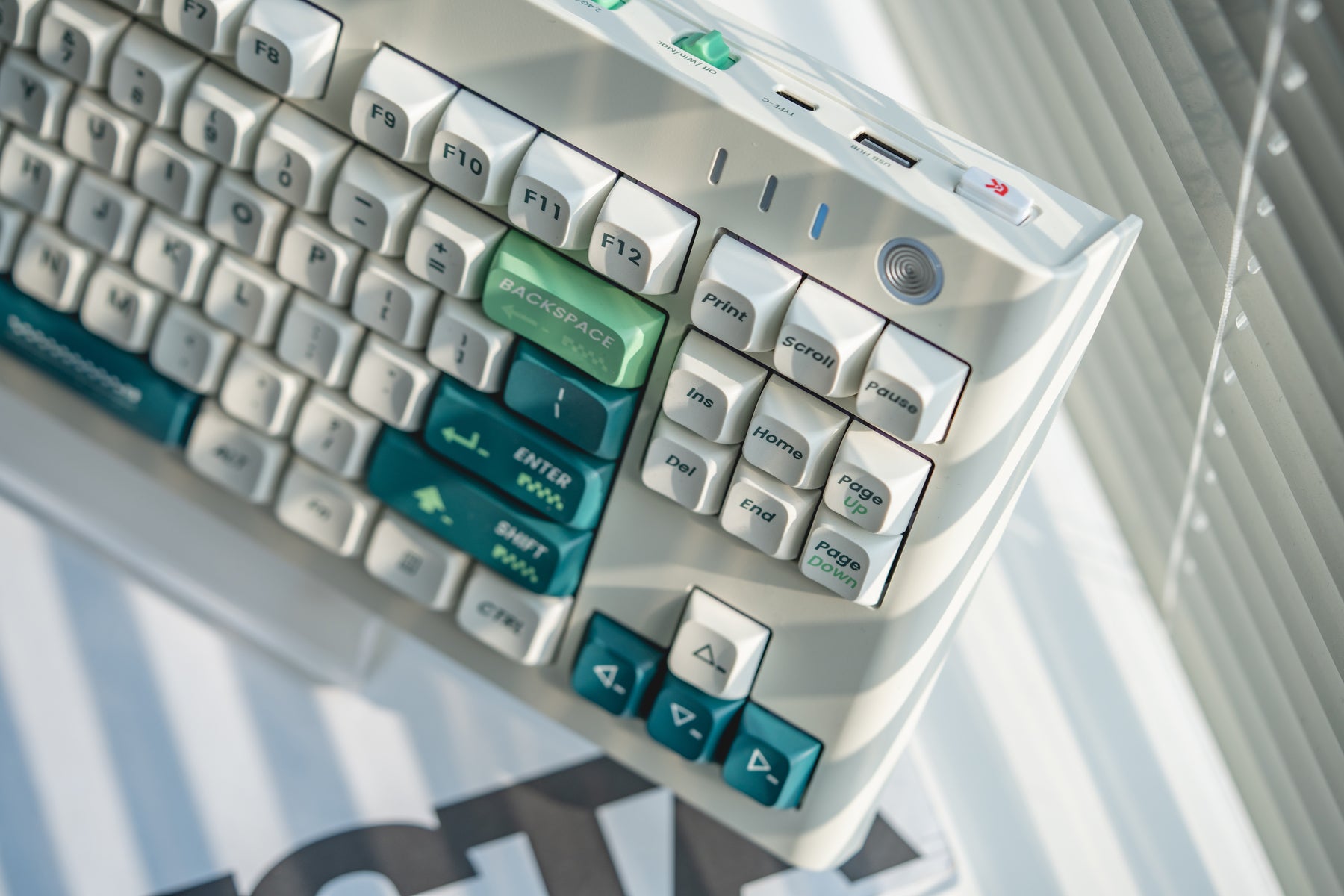 LIO87 TOP-LIKE MOUNT WIRELESS RGB HOT-SWAPPABLE PRE-BUILD MECHANICAL KEYBOARD