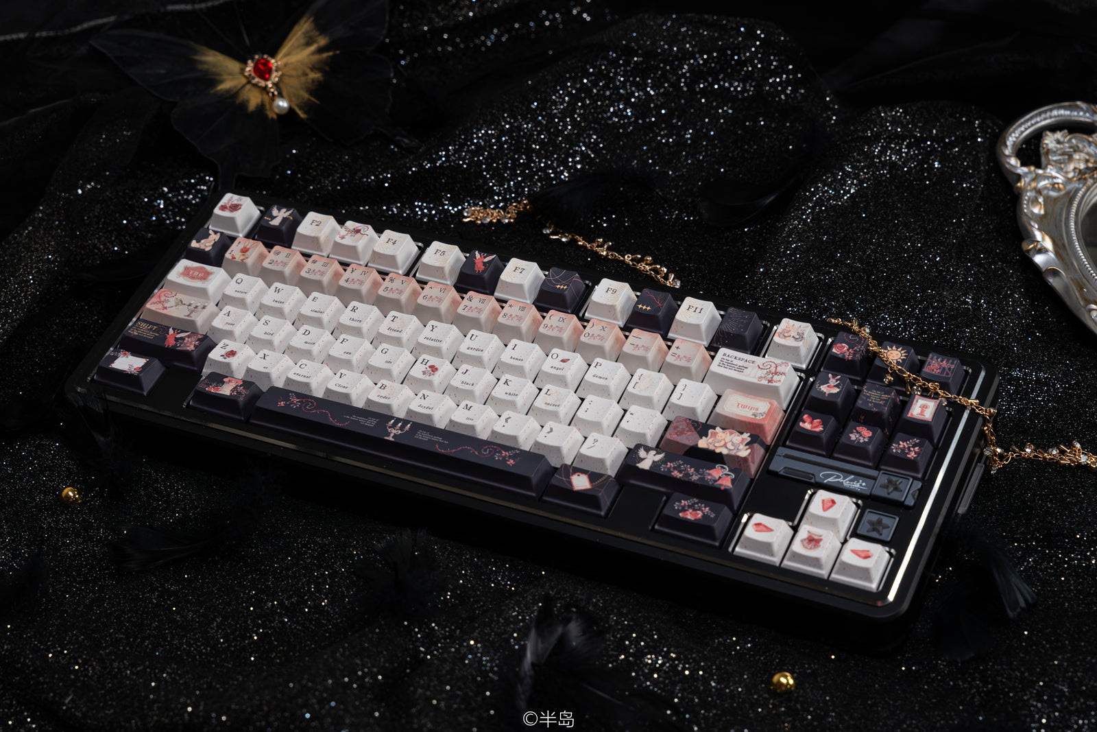 [In Stock] Twin Spline keycap Retro Red and Black Lovely Rabbit cherry Keycaps